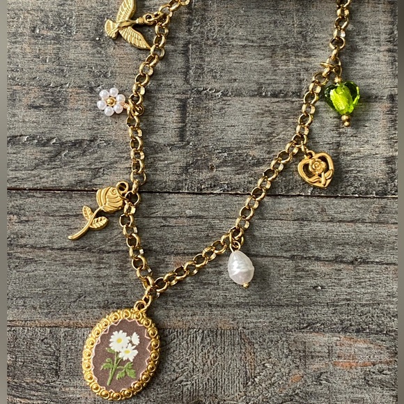 NEW Gold Charm Necklace With Floral Pendant - Picture 4 of 7